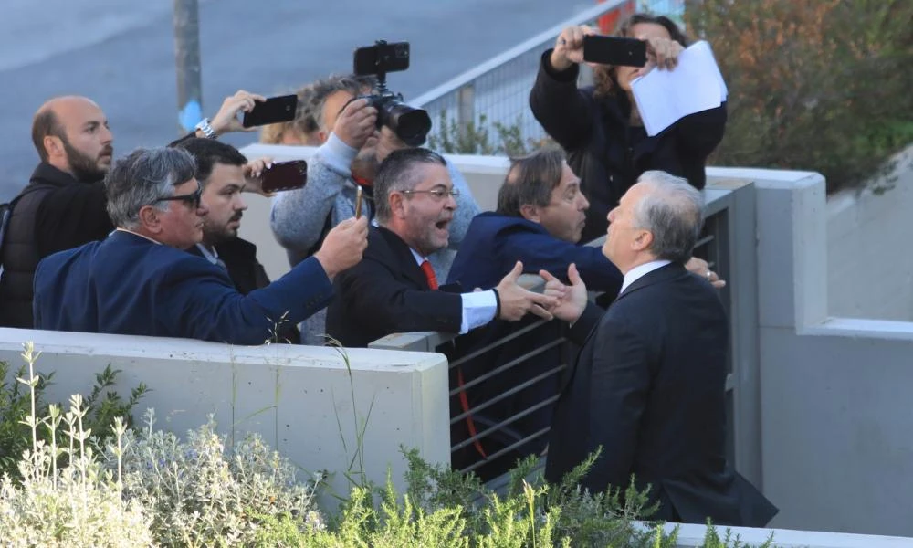 Σηκωτό πήραν... τον βουλευτή της Νίκης που τα έκανε «γης Μαδιάμ» στην Εθνική Πινακοθήκη (βίντεο)